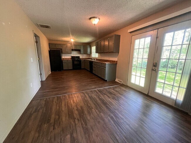 Building Photo - Brentwood 3 bedroom & 2 bathroom home, Huge Fenced Yard