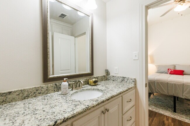 Building Photo - Luxury 4-Bedroom, 3-Bathroom Home in Kelse...