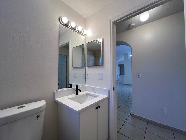Building Photo - PRICE REDUCED FOR A QUICK MOVE IN!!  Beaut...