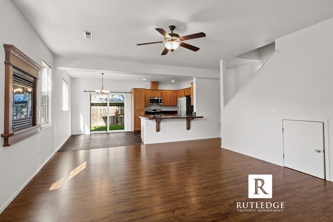 Building Photo - Southwest Medford / Near ROGUE X