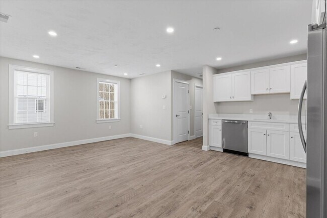 Building Photo - 202 Central St