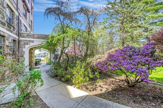 Building Photo - 100 E Palisade Ave