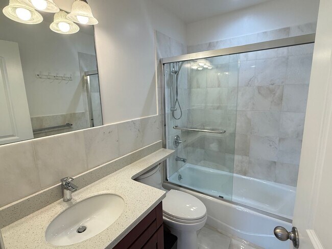 Building Photo - 882