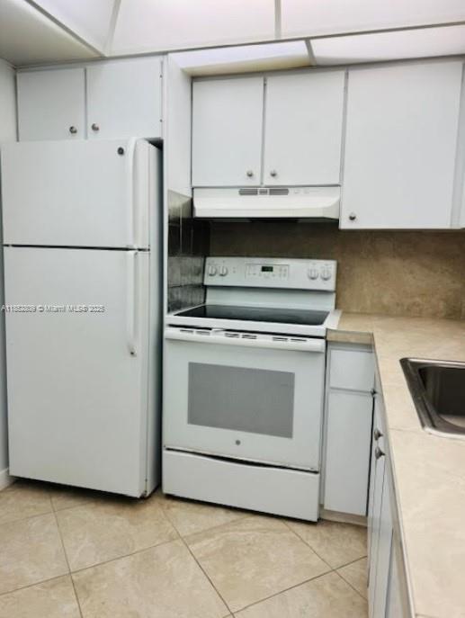 Building Photo - 2425 NE 135th St