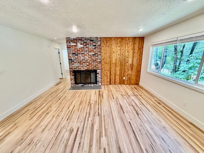Building Photo - Freshly Remodeled 5bd/2.5bath Home w/ Daylight Basement in Heart of Multnomah Village