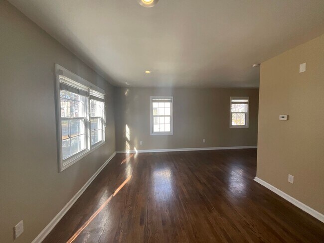 Building Photo - 2 Bedroom with move in special