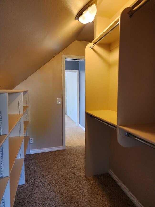 Building Photo - Stunning Regency Estates Home