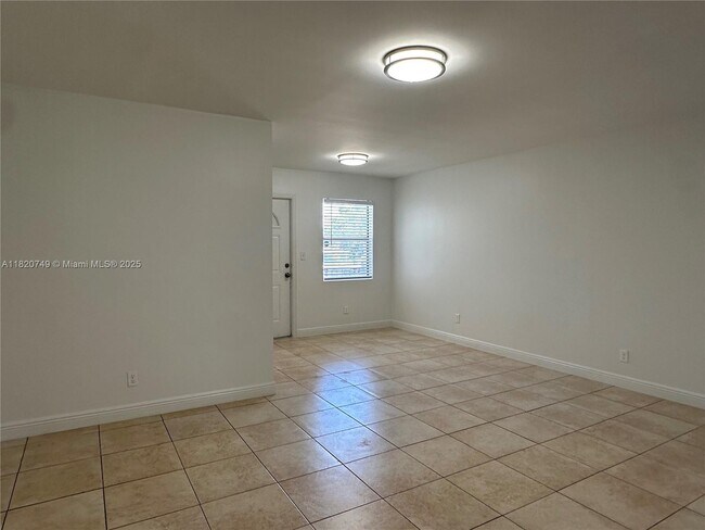 Building Photo - 5841 SW 36th Ct