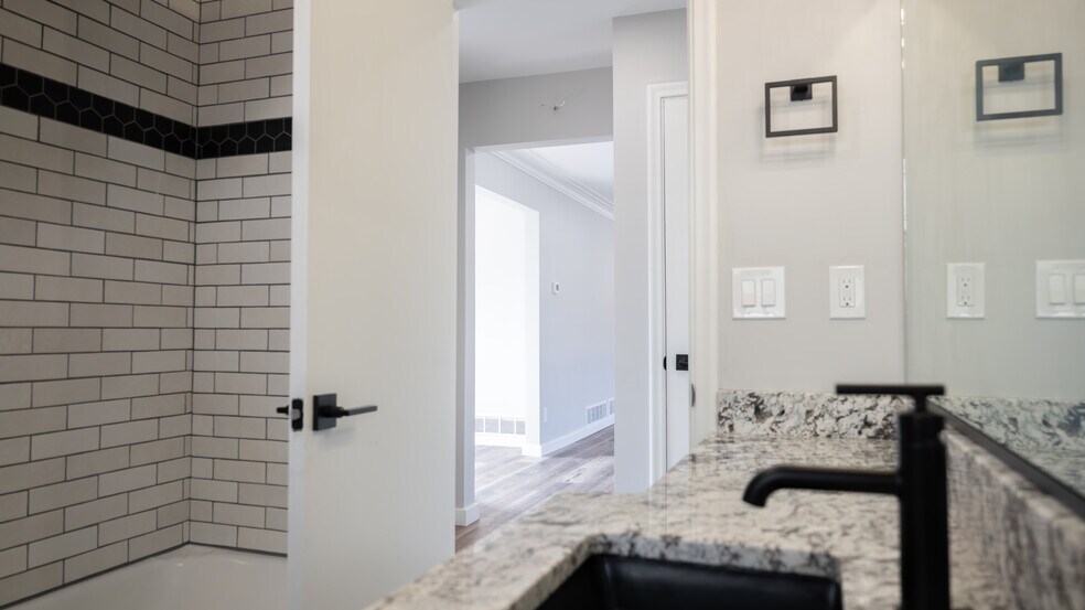 Building Photo - 920 9th St