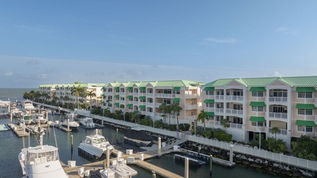 Building Photo - Seasonal Waterfront Living | Available April 15 – October 31