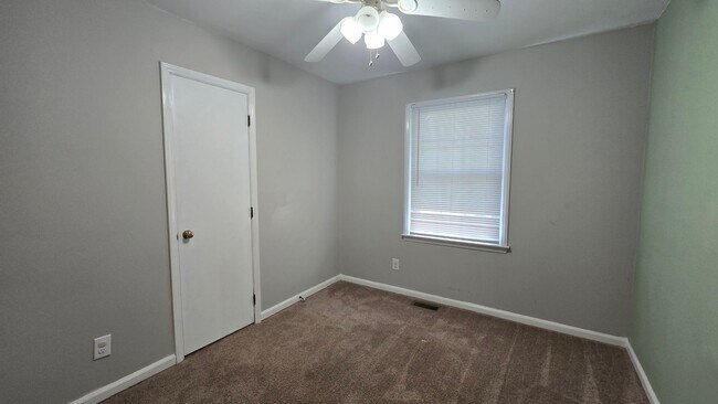 Building Photo - 5023 Hampshire Dr