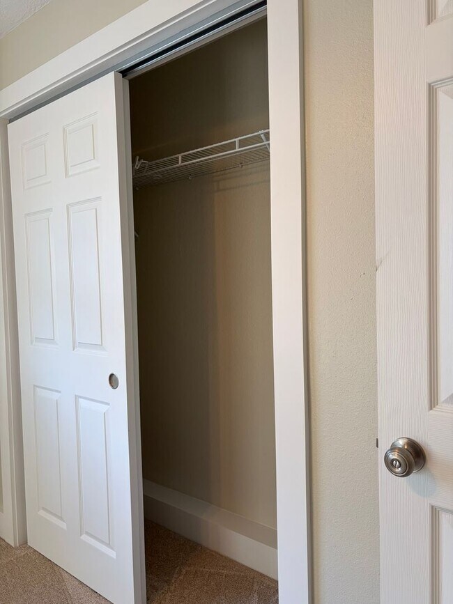 Building Photo - Freshly North St Pete 4 Bedroom Home