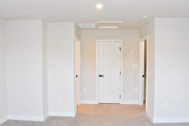 Building Photo - Fantastic Fredericksburg Townhome!