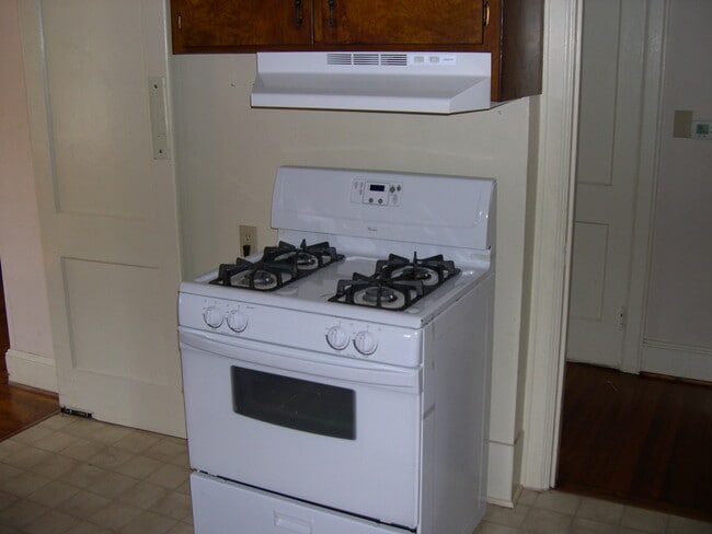 Building Photo - 3 bedroom, 1 bathroom house on Central Ave