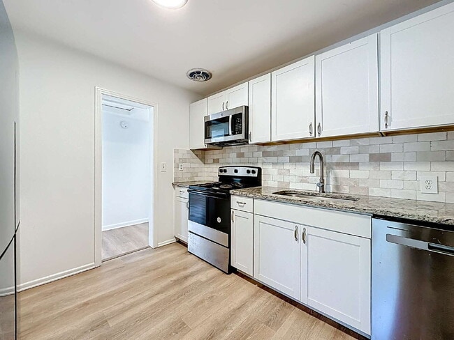 Building Photo - 5330 Quan Dr