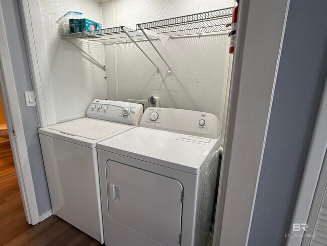 Building Photo - 1099 Sea Cliff Dr S