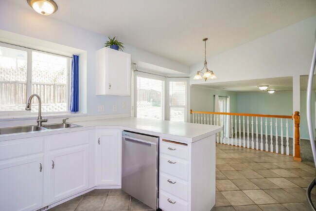Building Photo - Tri-Level in Lehi's Ridge Neighborhood with RV Parking and a Finished Basement Suite