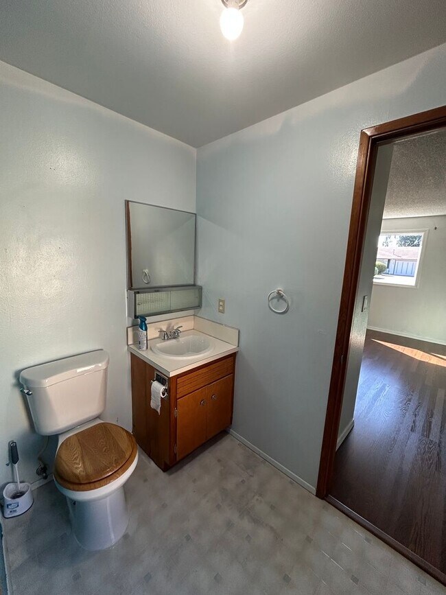 Building Photo - Spacious 3 bedroom, 2 bathroom with large ...