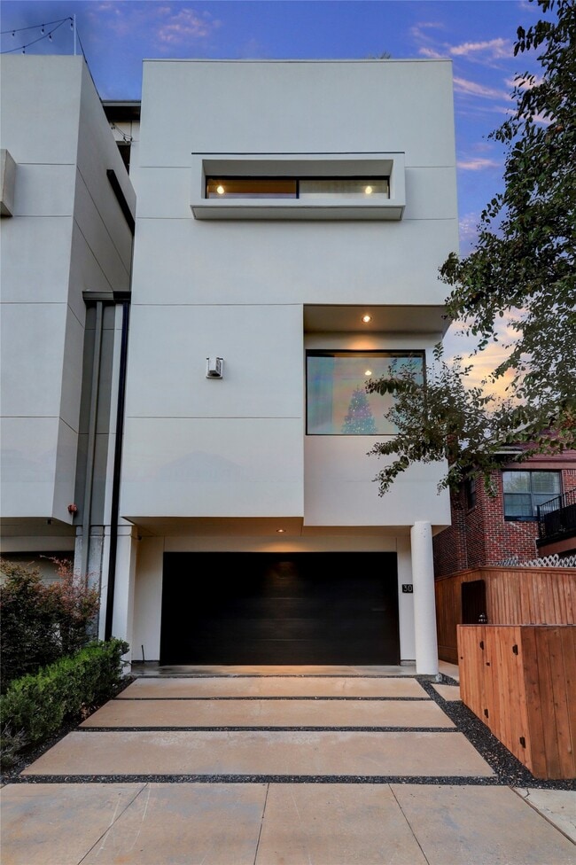 Building Photo - 306 W Pierce St