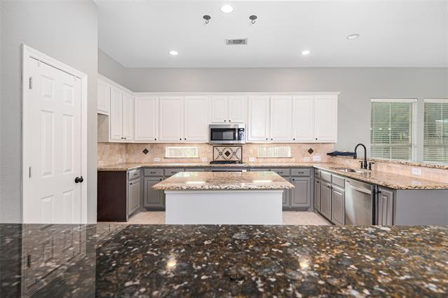 Building Photo - 8609 Forsythia Dr