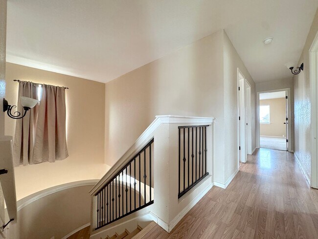 Building Photo - Sandstone Ranch Estates 4Bed/2.5bath Refrig A/C!