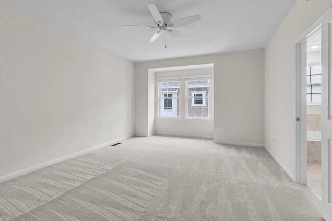 Building Photo - Luxurious 4 Bed 4.5 Bath Brick Townhome In...
