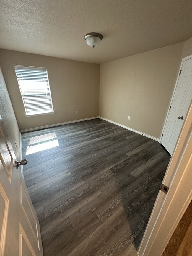 Building Photo - 3BD/2BA