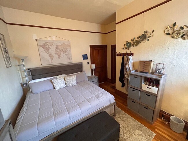 Building Photo - Lovely Historical Home