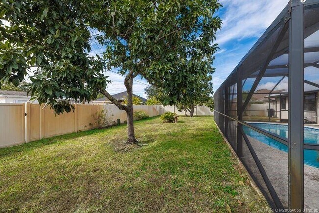 Building Photo - 160 SE Duxbury Ave