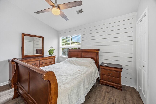 Building Photo - Modern Comfort & Convenience in Regents Green Townhome