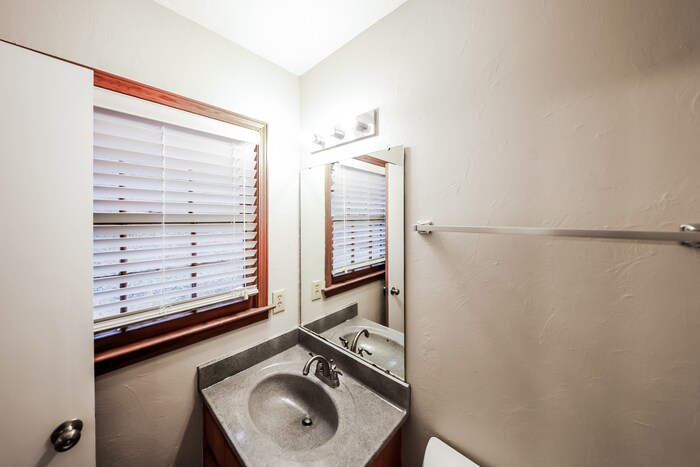Building Photo - 3722 Woodhill Rd