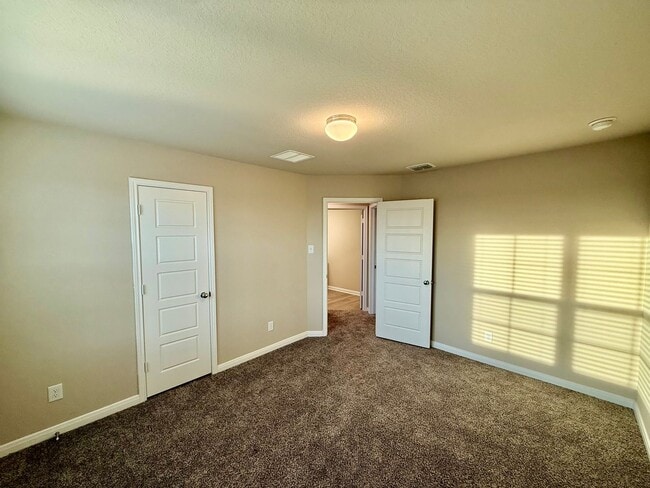 Building Photo - Modern Comfort and Stylish Living