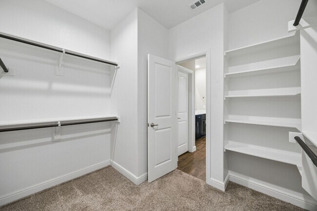 Building Photo - You won't believe it, move-in ready 3/2 in the sought after Bridgeview Community.