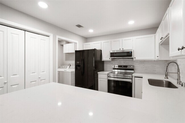 Building Photo - 54 Sawmill Grove Ln