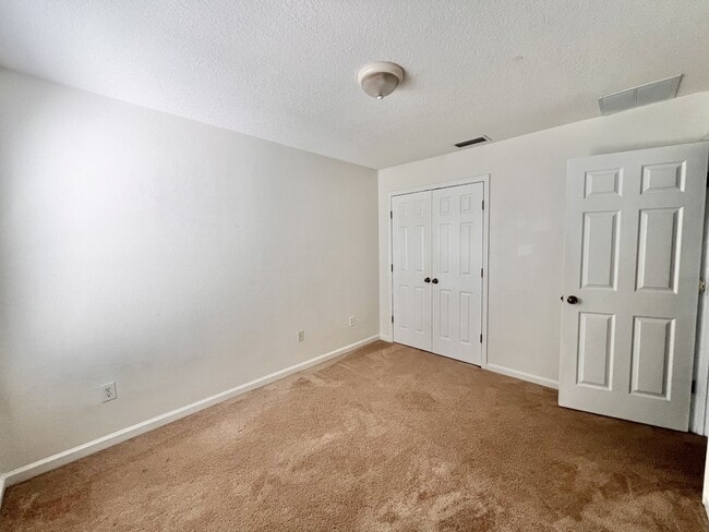 Building Photo - 302 Cherry Way