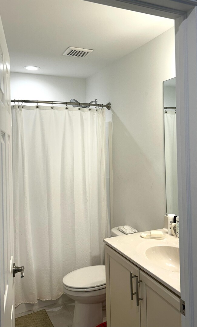 Building Photo - 16760 River View Cir