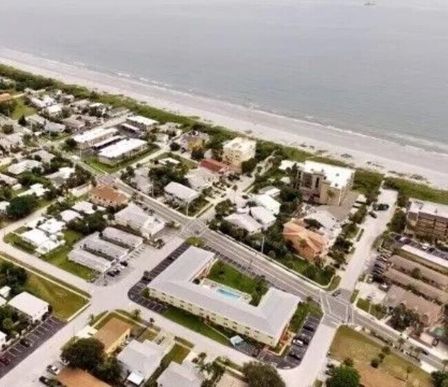 Compex is one short block from beach - 7801 Ridgewood Ave