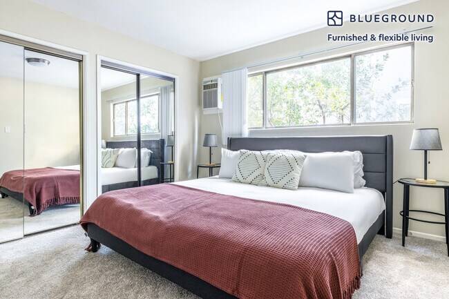 Building Photo - 311 S Doheny Dr