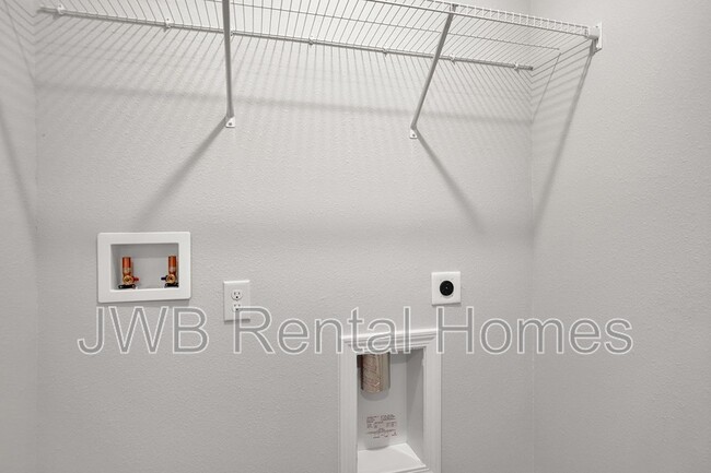 Building Photo - 2117 Moncrief Rd