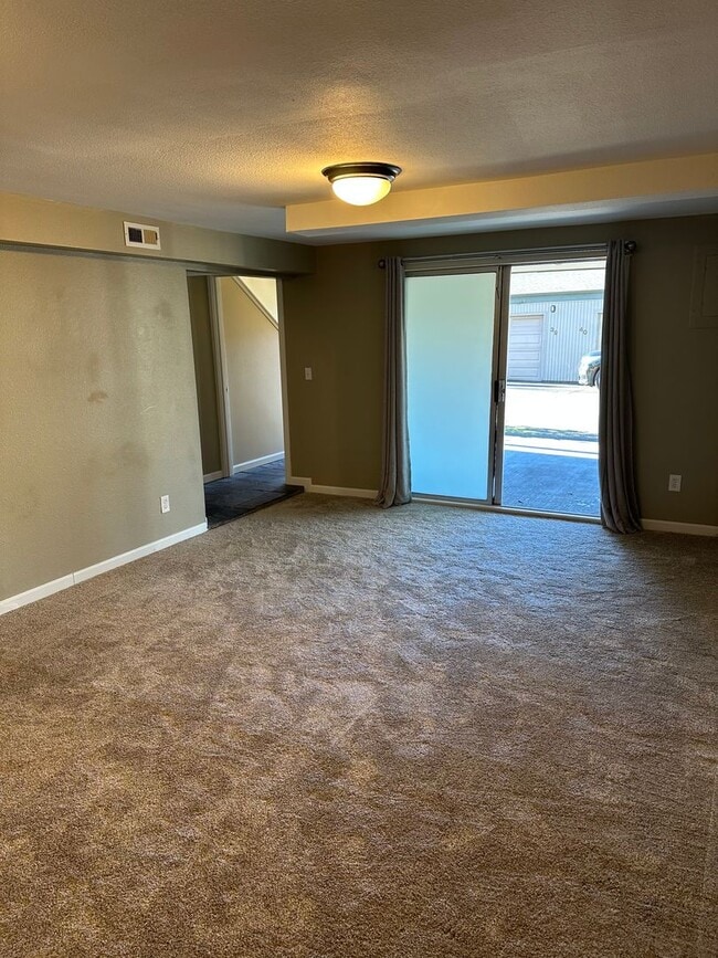 Building Photo - Gated Lakefront Rental Opportunity