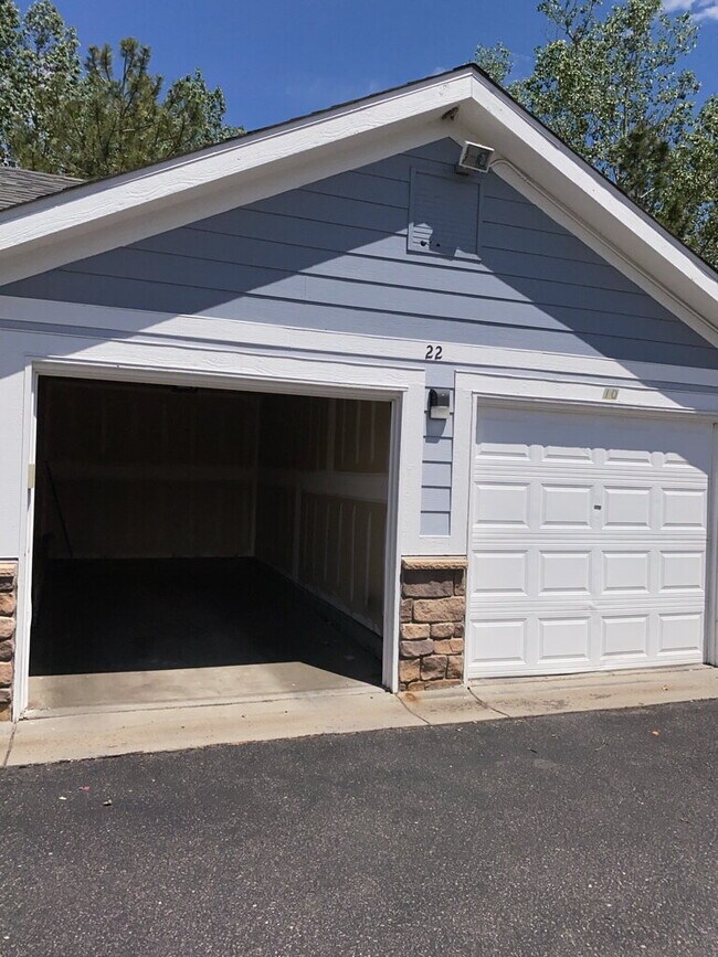 Building Photo - Great Green Valley Ranch Condo!