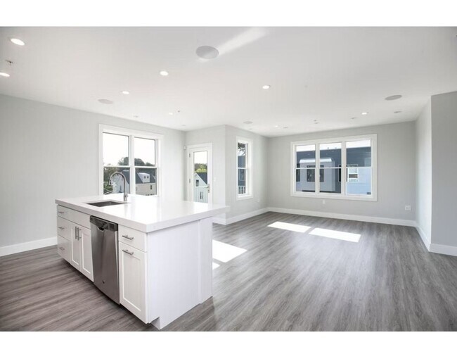 Building Photo - Stunning 2 Bd 1.5 Bath with Garage Parking...
