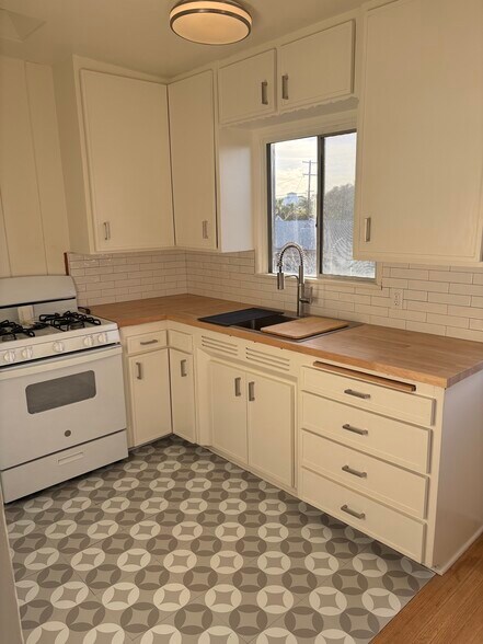 Building Photo - 515 Rockledge St