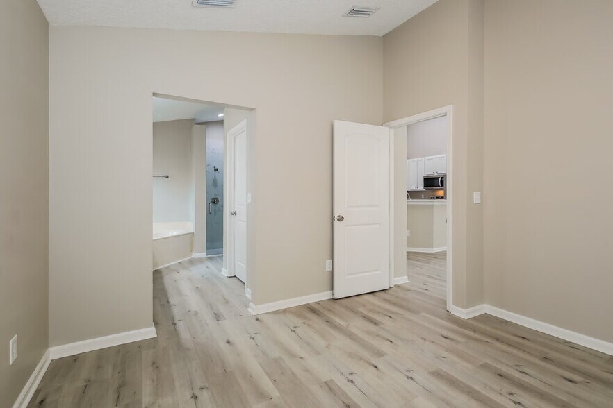 Building Photo - 8895 Canopy Oaks Dr