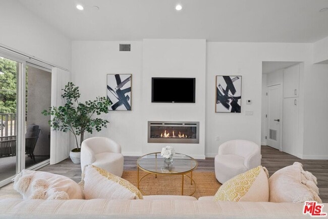 Building Photo - 5114 Cahuenga Blvd