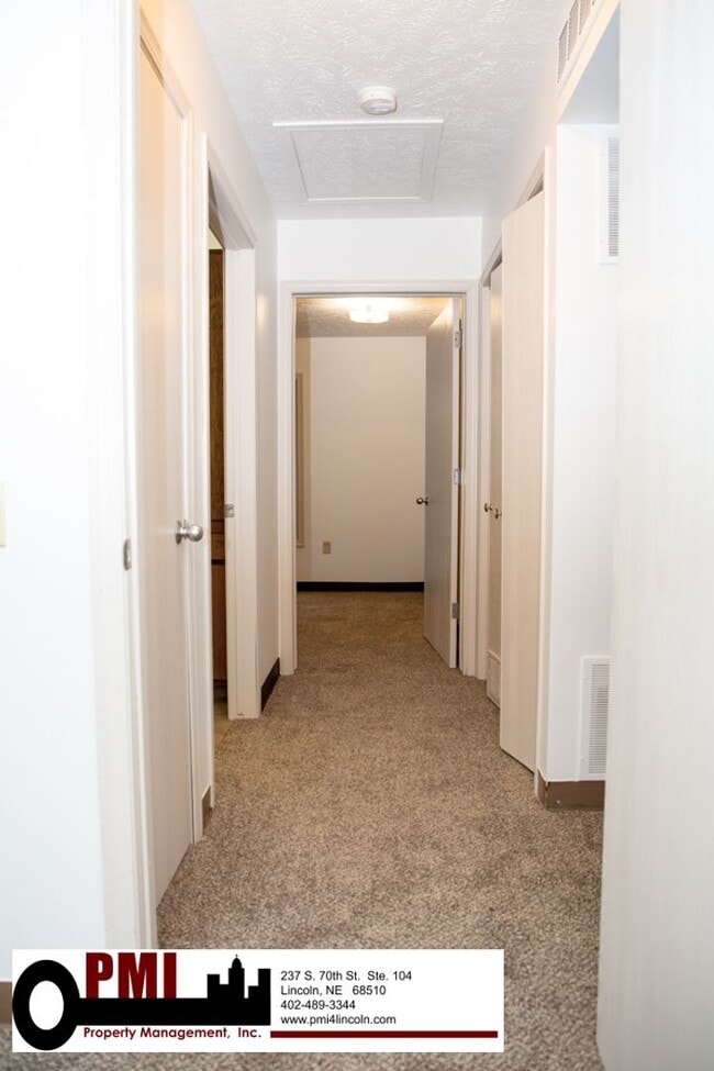 Building Photo - 2 Bedroom and 1 Bathroom Duplex Available ...