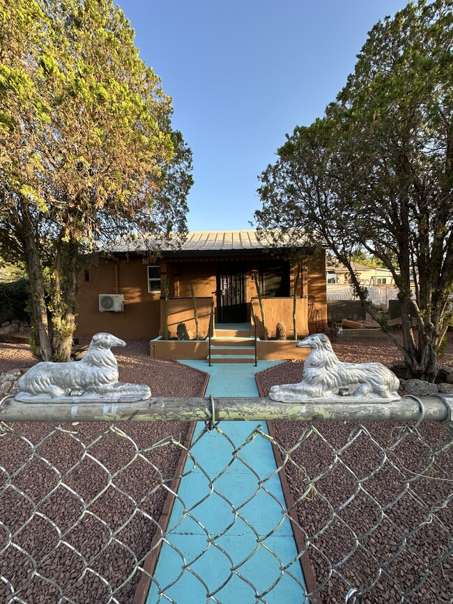 Building Photo - 471 W Heiner Dr