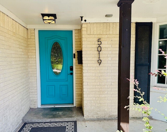 Building Photo - 5019 Oak Forest Dr