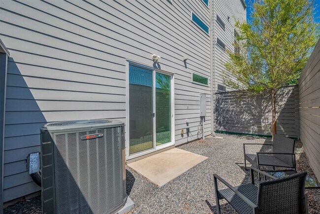 Building Photo - 5919 E Post Oak Ln