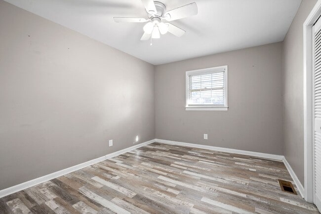 Building Photo - 329 Donna Dr